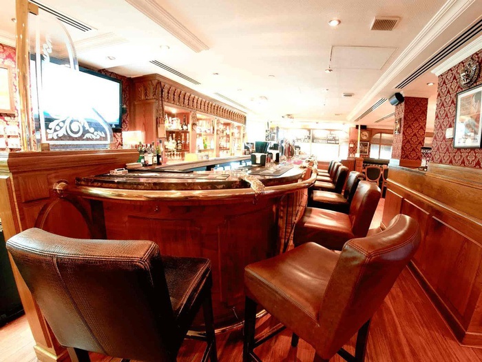 Englischer sherlock holmes pub arabian courtyard hotel & spa bur dubai Englischer sherlock holmes pub arabian courtyard hotel & spa bur dubai