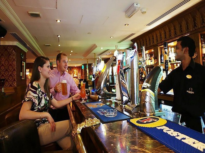 Englischer sherlock holmes pub arabian courtyard hotel & spa bur dubai Englischer sherlock holmes pub arabian courtyard hotel & spa bur dubai